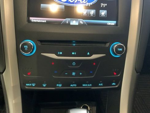 Used 2015 Ford Fusion SE w/ Equipment Group 202A image 32