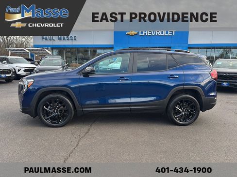 Used 2023 GMC Terrain SLE w/ Driver Convenience Package image 4