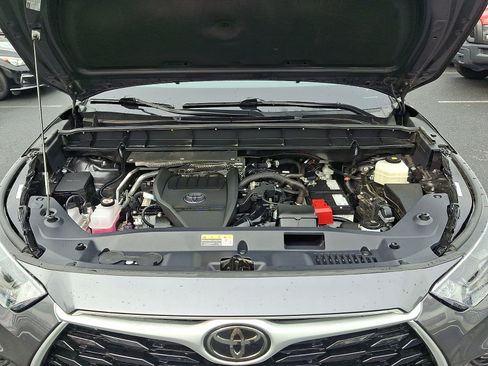 Used 2024 Toyota Highlander XLE AWD/4WD image 33