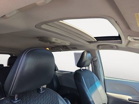 Used 2014 Toyota Sienna SE FWD image 11