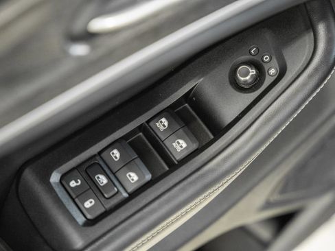 Used 2023 Jeep Grand Cherokee L Limited AWD/4WD image 41