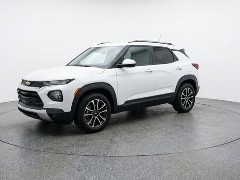 Used 2025 Chevrolet TrailBlazer LT image 3