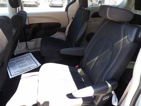 Used 2023 Chrysler Voyager LX FWD image 11