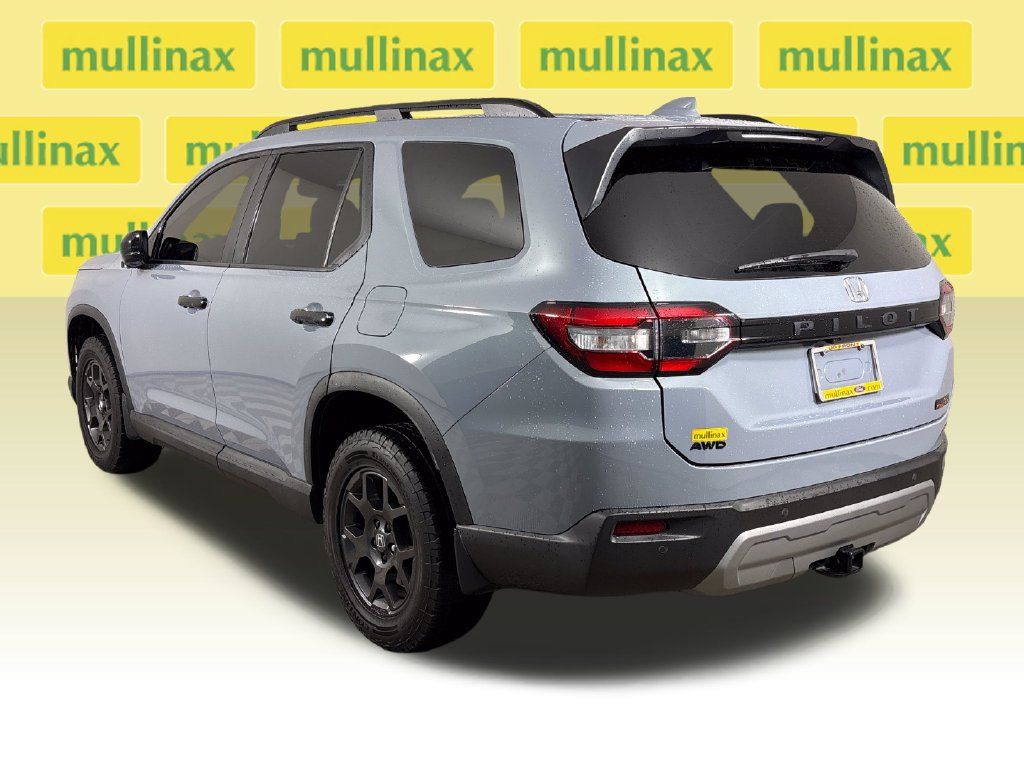 Used 2025 Honda Pilot TrailSport image 8