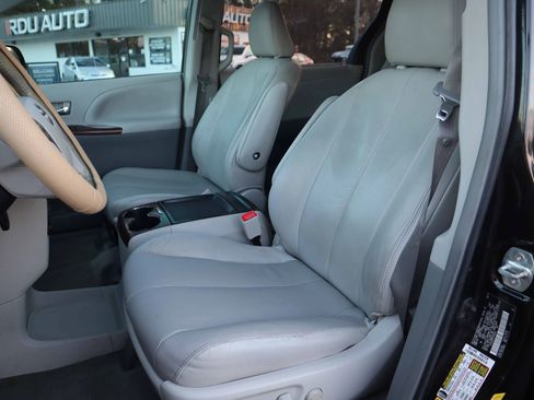 Used 2011 Toyota Sienna XLE image 2