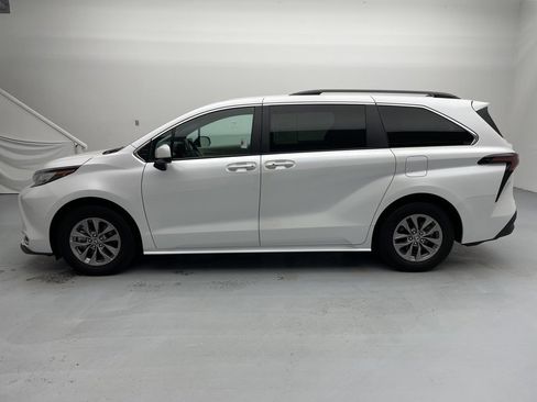 Used 2023 Toyota Sienna XLE image 7