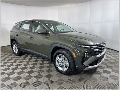Certified 2025 Hyundai Tucson SE image 1