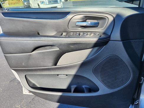 Used 2015 Dodge Grand Caravan SE image 24