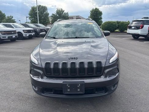 Used 2018 Jeep Cherokee Latitude w/ Altitude Package FWD image 2