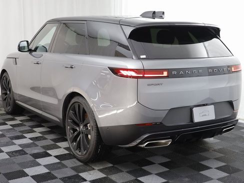 Used 2025 Land Rover Range Rover Sport SE image 15