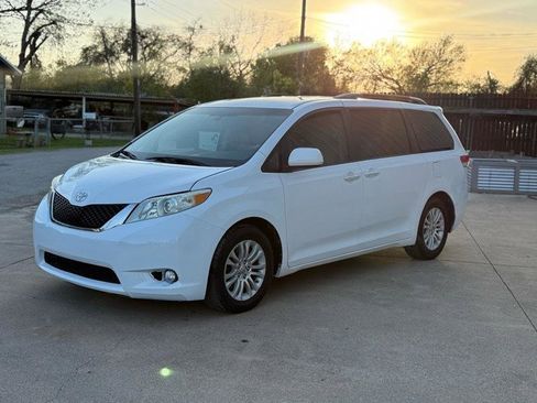 Used 2014 Toyota Sienna XLE image 1
