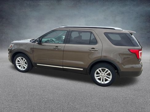 Used 2016 Ford Explorer XLT w/ Equipment Group 202A FWD image 3