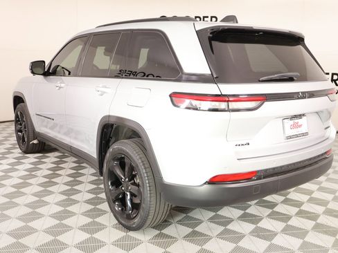 Used 2023 Jeep Grand Cherokee Limited w/ Black Appearance Package AWD/4WD image 25
