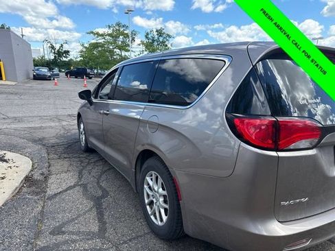 Used 2017 Chrysler Pacifica Touring FWD image 5