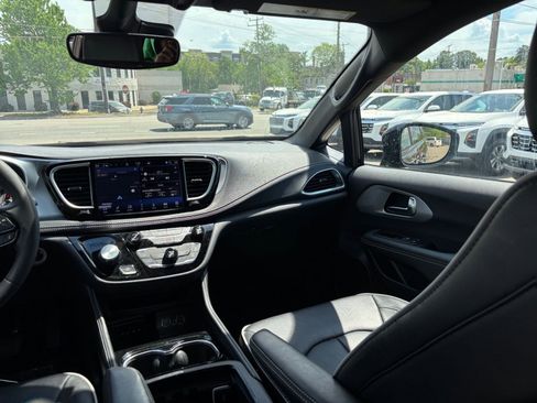 Used 2025 Chrysler Pacifica Limited FWD image 40