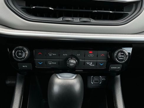 Used 2025 Jeep Compass Limited image 28