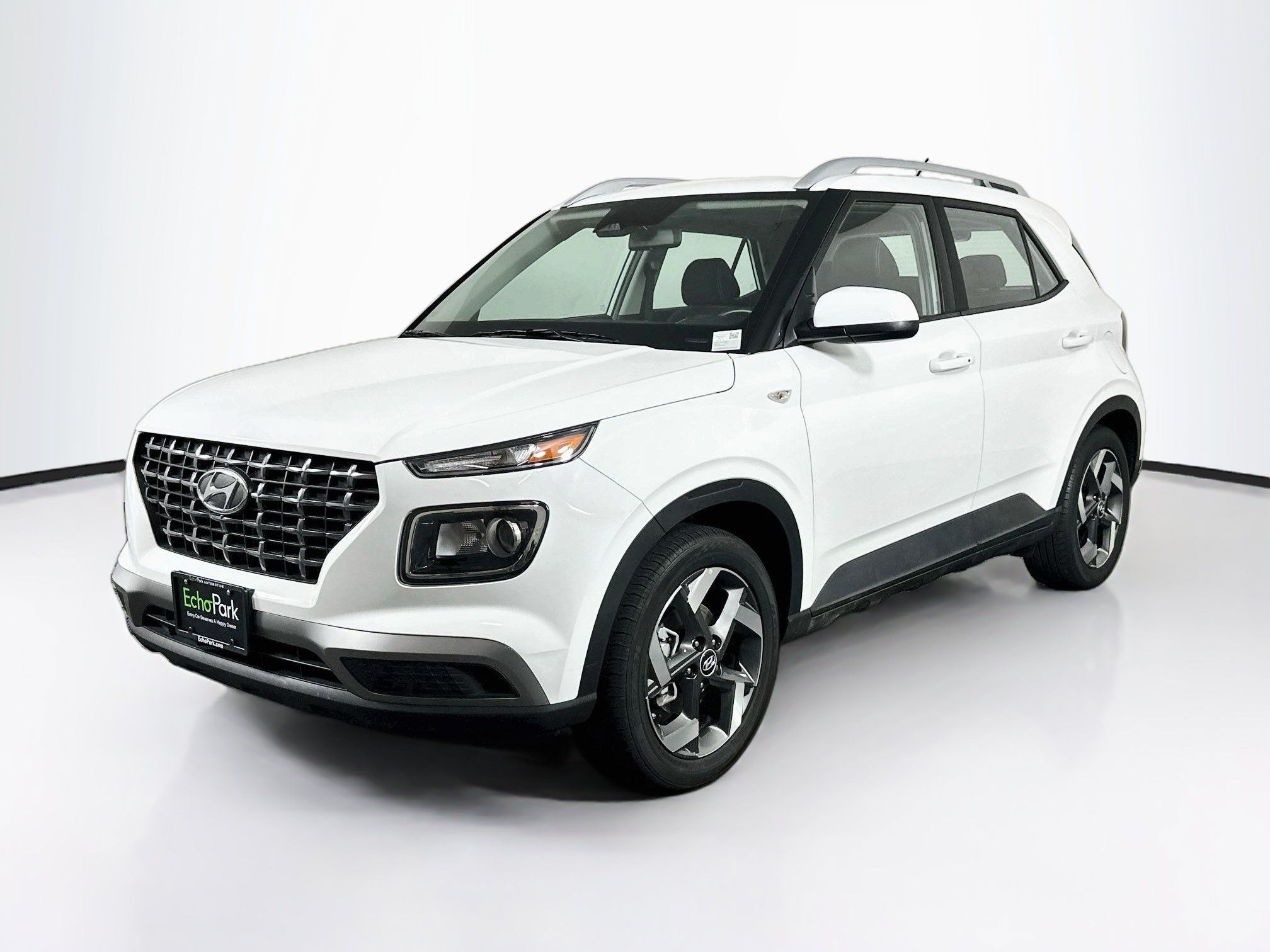 Used 2025 Hyundai Venue SEL FWD image 3
