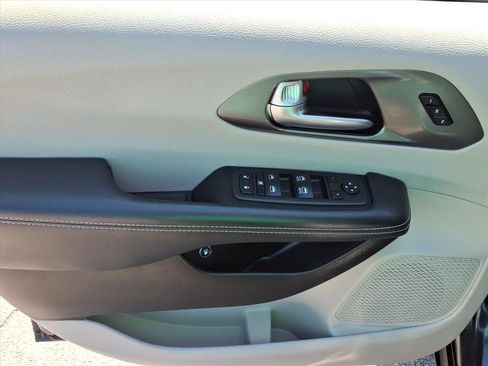 Used 2023 Chrysler Pacifica Touring-L FWD image 19