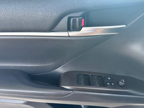 Used 2021 Toyota Camry LE FWD image 9