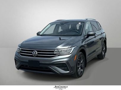 Used 2024 Volkswagen Tiguan SE w/ Panoramic Sunroof Package