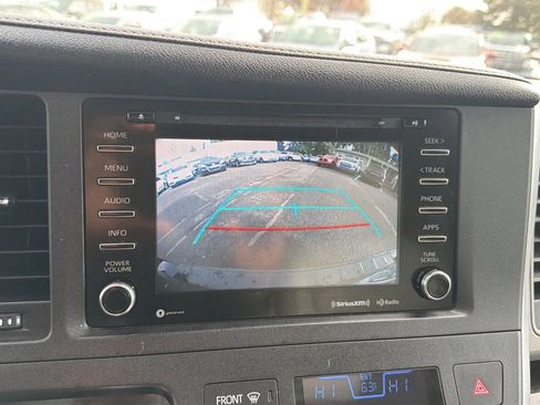 Used 2018 Toyota Sienna XLE FWD image 16