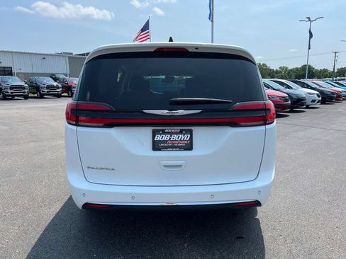Used 2024 Chrysler Pacifica Touring-L FWD image 6