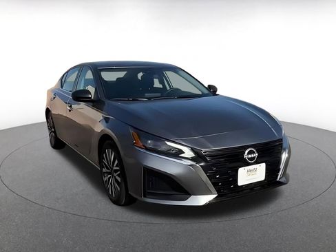 Used 2025 Nissan Altima 2.5 SV FWD image 3