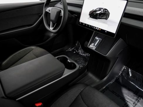 Used 2026 Tesla Model Y 2WD image 22