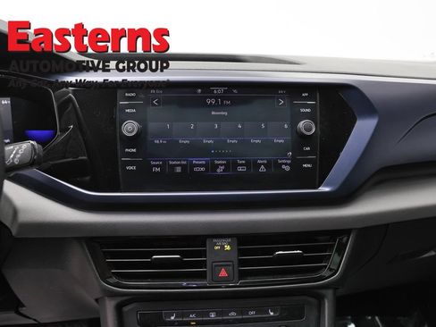 Used 2022 Volkswagen Taos SE w/ Panoramic Sunroof Package FWD image 12