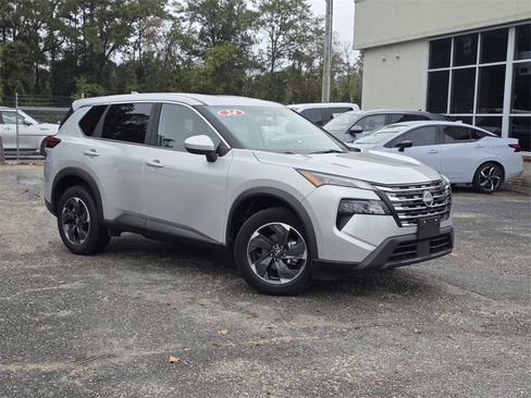 Used 2024 Nissan Rogue SV image 2