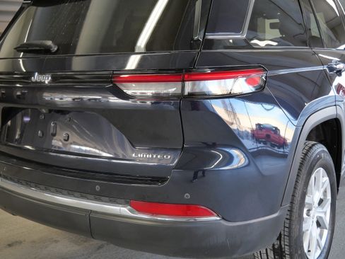 Used 2023 Jeep Grand Cherokee Limited w/ Luxury Tech Group II image 17