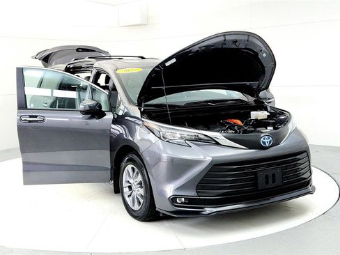 Used 2025 Toyota Sienna XLE w/ XLE Plus Package image 9