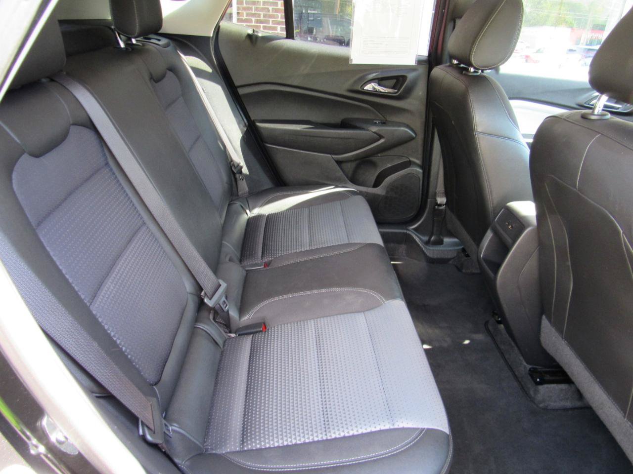 Used 2025 Chevrolet Trax LT FWD image 33