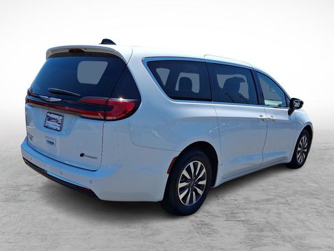 Used 2024 Chrysler Pacifica Limited FWD image 5