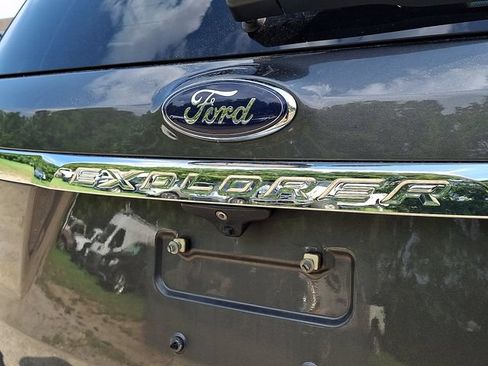 Used 2017 Ford Explorer XLT w/ Equipment Group 202A AWD/4WD image 11