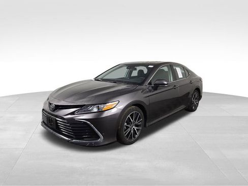 Used 2023 Toyota Camry XLE image 2
