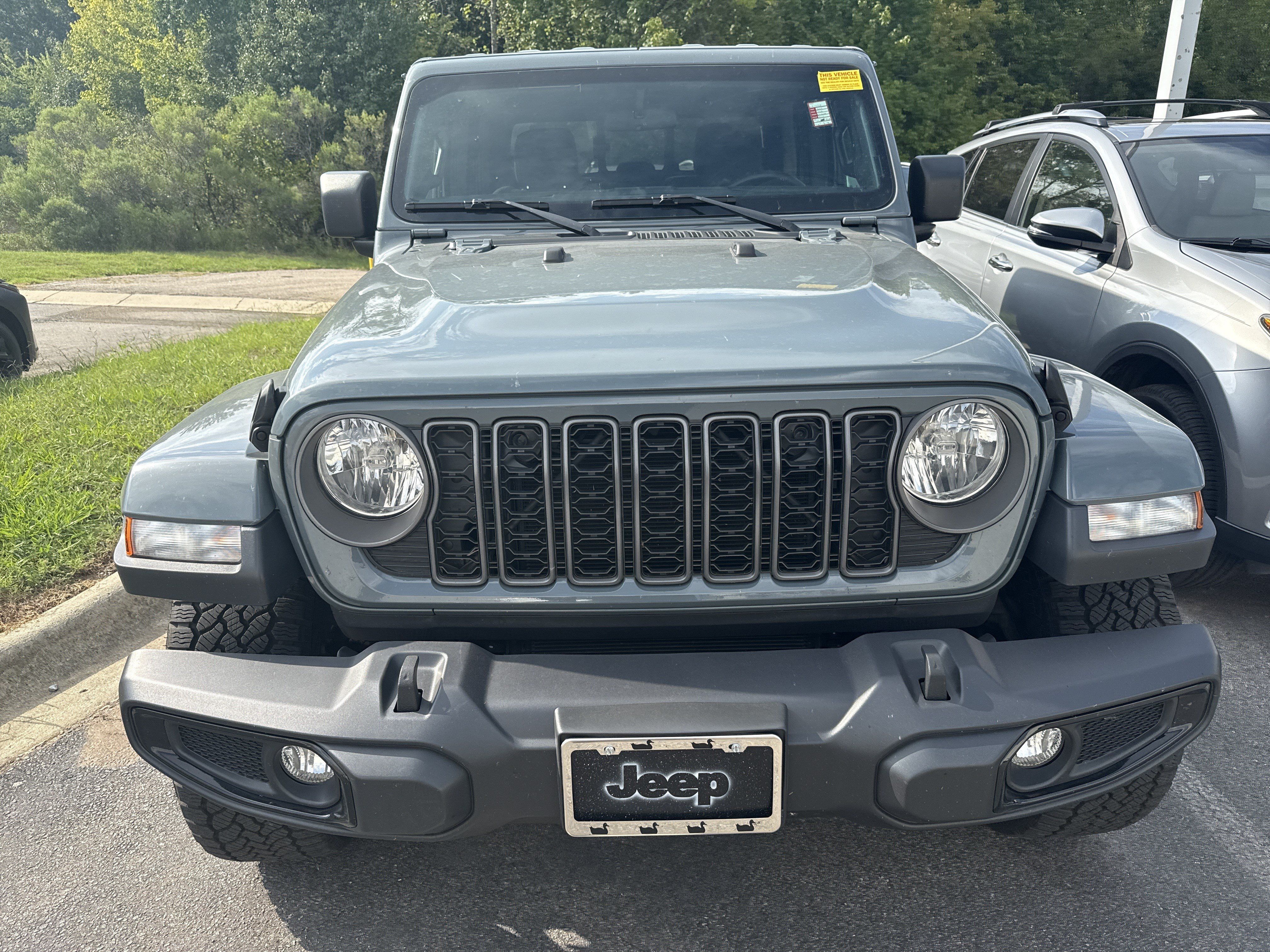 Used 2025 Jeep Gladiator Sport AWD/4WD image 3