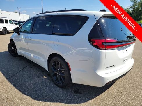 Used 2024 Chrysler Pacifica Touring-L w/ S Appearance Package FWD image 5