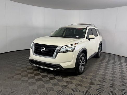 Used 2024 Nissan Pathfinder SL FWD image 3