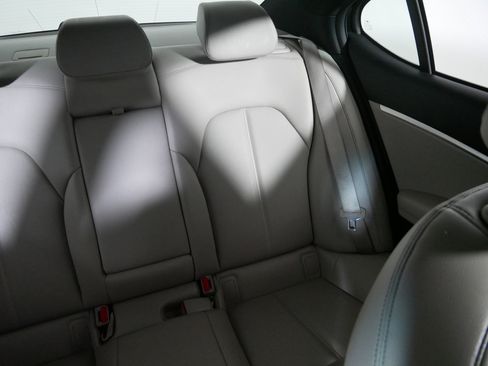 Used 2023 Genesis G70 2.0T image 14