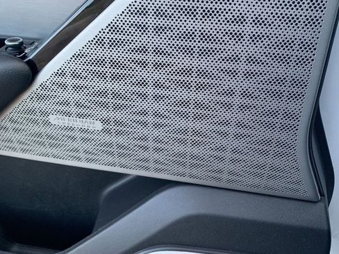 Used 2018 Land Rover Range Rover Velar R-Dynamic SE image 21