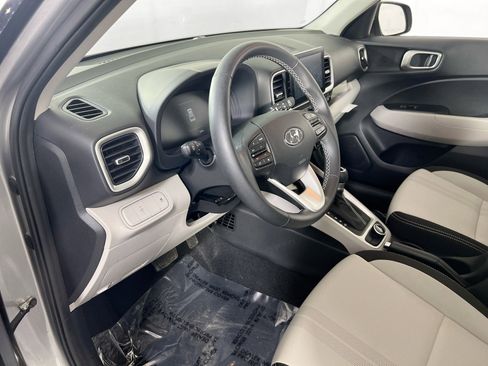 Used 2024 Hyundai Venue SEL FWD image 9