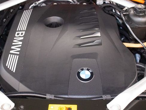 Used 2025 BMW X5 xDrive50e image 4