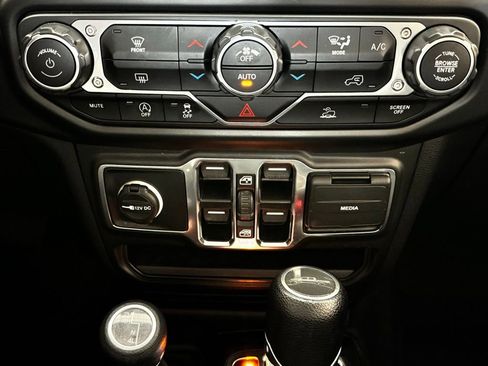 Certified 2022 Jeep Gladiator Overland AWD/4WD image 18