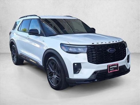 Used 2025 Ford Explorer ST-Line w/ ST-Line Street Pack image 3