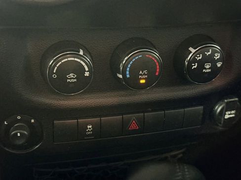 Used 2014 Jeep Wrangler Unlimited Sport w/ Quick Order Package 23S AWD/4WD image 17