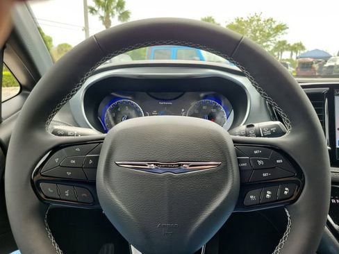 New 2026 Chrysler Pacifica Limited image 17