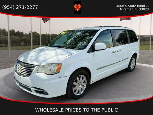 Used 2014 Chrysler Town & Country Touring w/ Driver Convenience Group FWD image 1