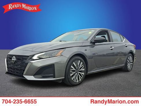 Used 2024 Nissan Altima 2.5 SV image 1