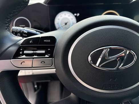 Used 2023 Hyundai Elantra Limited image 36